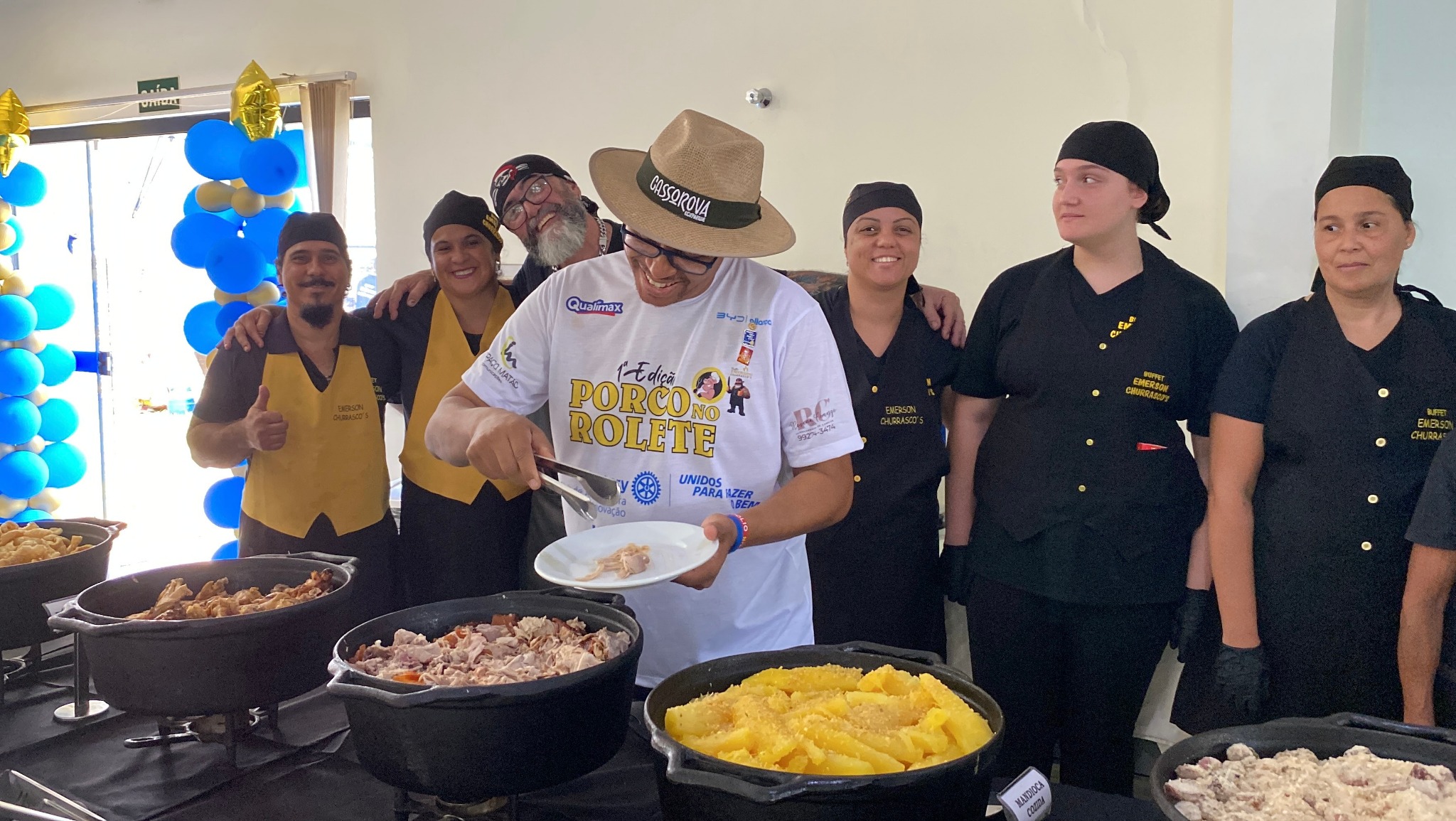 Equipe do buffet servindo as carnes e os acompanhamentos da primeira edição